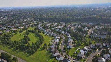 Ohio 'nun kırsal kesimindeki küçük bir kasabanın havadan manzaralı manzarası.