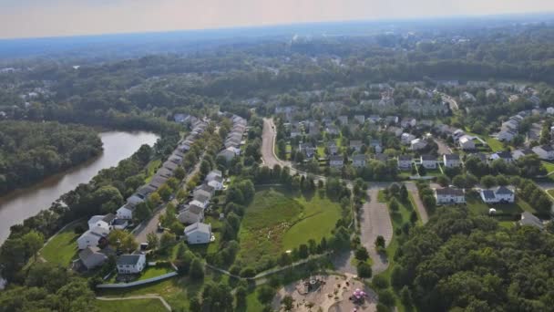 Utsikt över vackra hus landskap av ett bostadsområde längs floden — Stockvideo