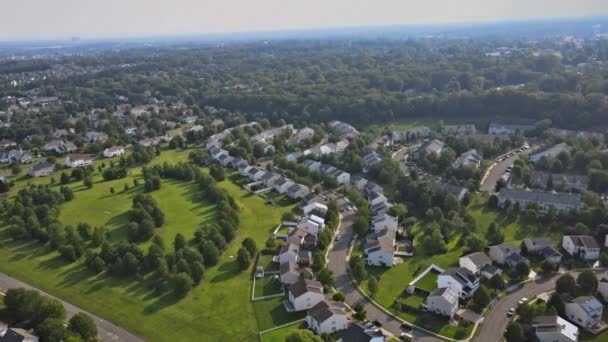 Paisagem sazonal panorâmica de cima vista aérea de uma pequena cidade no campo Ohio US — Vídeo de Stock