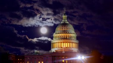 Washington DC Kongre Binası üzerinde şafak söküyor Gece gökyüzünde dolunay var