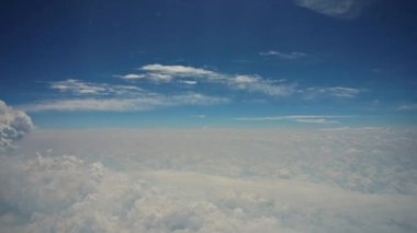 Bulutlu ve güneşli mavi gökyüzü.