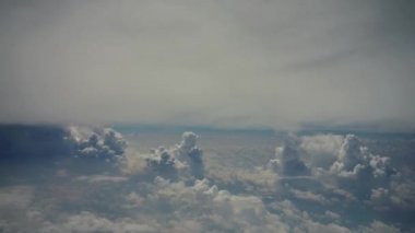 Mavi gökyüzünde yuvarlanan beyaz kabarık bulutlar