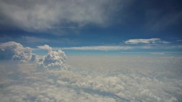 Céu azul fundo com nuvens nuvens rolando — Vídeo de Stock