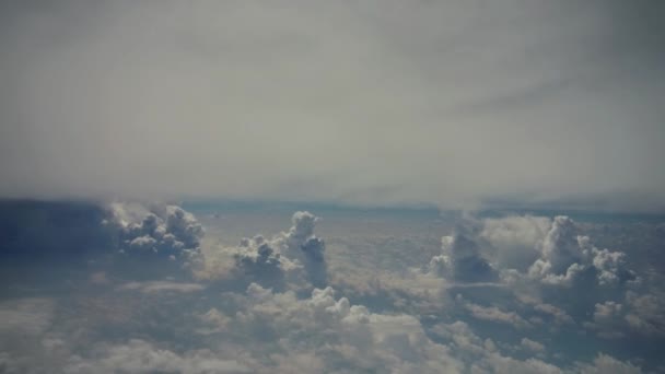 Weiße, flauschige Wolken am blauen Himmel — Stockvideo