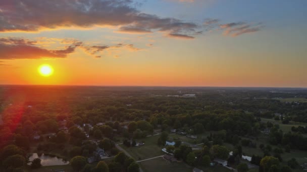 風光明媚な夏の劇的な空の下で緑のフィールドの風景アクロンオハイオ州の日没の夜明けのスカイラインで — ストック動画