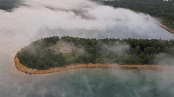 Meer bedekt door mist alleen boom op weide bij mist panorama — Stockvideo