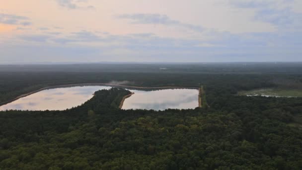 Bellissimo lago idilliaco nebbioso con autunno nebbioso — Video Stock