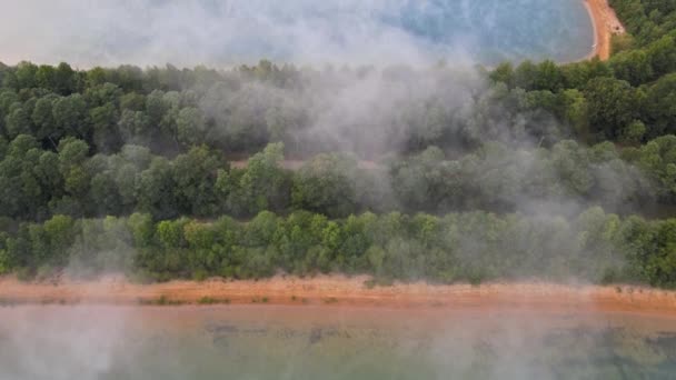 Mooie warme kleuren herfst ochtend bij een bos meer met mist — Stockvideo