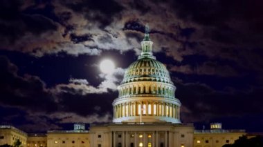 ABD Kongre Binası Kubbesi ile gece gökyüzünde parlayan dolunay Washington, DC, ABD.