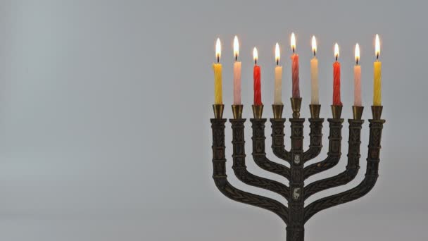 Ocho velas en Hanukkiah están ardiendo en el séptimo día de la fiesta judía Hanukkah en la luz — Vídeos de Stock