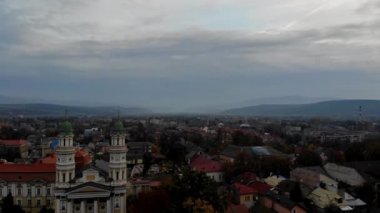 Ukrayna 'nın Uzhgorod kentinin panoramik manzarası, şehir manzarası ve mavi gökyüzündeki küçük bulutlu Yunan Katolik katedrali..