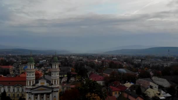 Панорамний вид старого міста з Ужгорода (Україна), вигляд міста і греко-католицького собору на синьому небі з невеликими хмарами.. — стокове відео