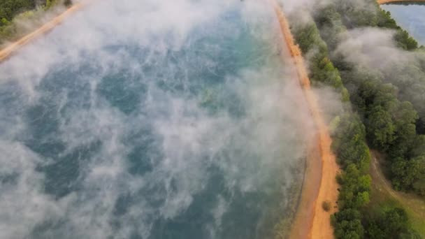 Mist boven meer luchtfoto van Morning mist landschap — Stockvideo