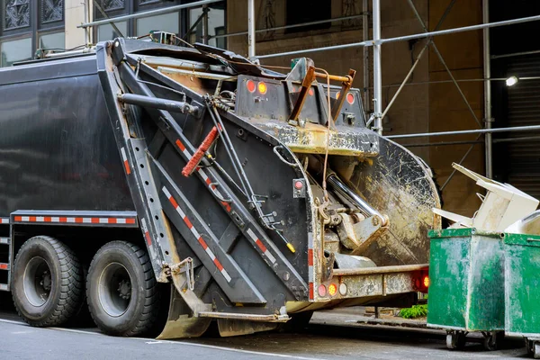 Sprzątanie Budynków Miejskich Śmietnikami Wypełnionymi Brzegi Miejski Recykling Śmieciarek Komunalnych — Zdjęcie stockowe