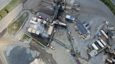 İstasyonda bitumen bulunan asfalt üretim fabrikası