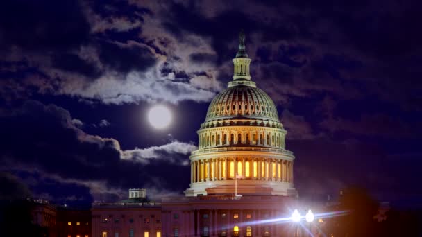 Nachthimmel bei Vollmond mit Kapitol und Kuppel bei Nacht — Stockvideo