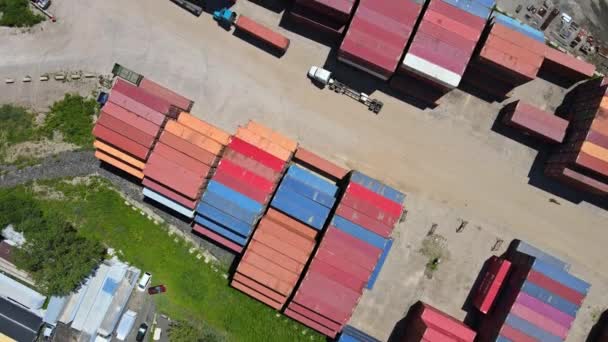 Vista superior aérea panorámica desde las alturas de la zona industrial, líder en la red de sistemas de almacenamiento de contenedores — Vídeos de Stock