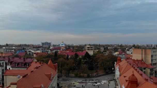 Vista desde la altura de la ciudad en los techos de casas, árboles, montañas Transcarpathia Uzhhorod Ucrania Europa — Vídeos de Stock