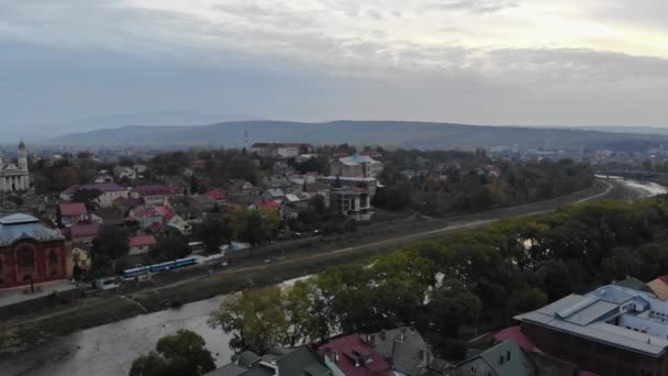 Vue panoramique du vieil Oujhorod, Ukraine vue sur la rivière Ouzh dans la ville — Video