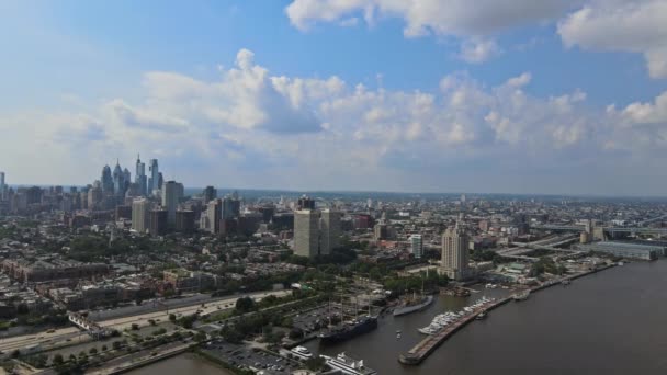 Vista aérea das casas de fileira urbanas do bairro em telhados Philly Pensilvânia — Vídeo de Stock