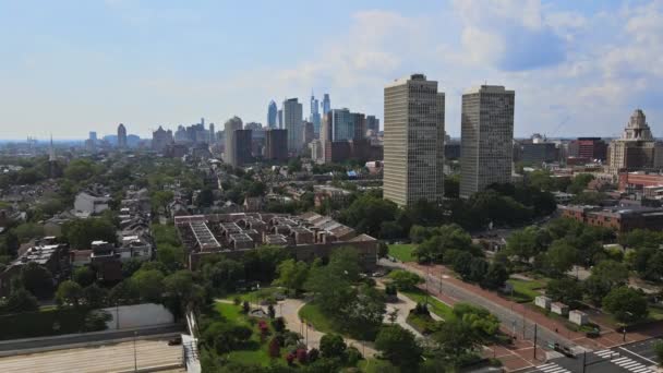 Філадельфійська повітряна перспектива зверху, з огляду на більше показуючи сусідні сімейні приватні будинки Phila PA USA — стокове відео