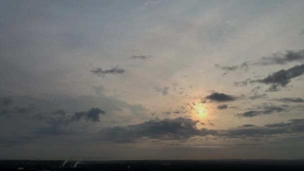 Dramatischer Sonnenaufgang 4K Zeitraffer, schöner Himmel — Stockvideo