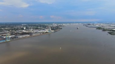 Philadelphia 'nın şehir manzaralı gökdelen binası. Philadelphia' nın şehir merkezinde, Philadelphia 'da nehir boyunca yaya yolu var.