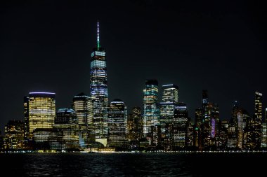 New York şehrinin muhteşem panoramik manzarası gökdelen ve gökdeleni Manhattan 'ın merkezinde güzel bir gece manzarası.