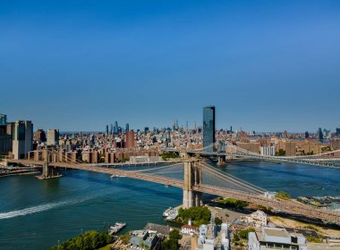 Brooklyn Köprüsü ve Manhattan Köprüsü ile Manhattan New York Şehri gökdelenleri Hudson Nehri üzerinde gökyüzü