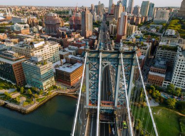 Manhattan Köprüsü ve Brooklyn New York City gökdelenleri Hudson Nehri üzerinde.