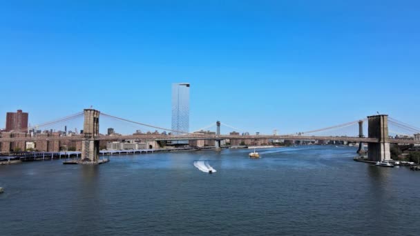 Γέφυρα του Μπρούκλιν και Γέφυρα του Μανχάταν με ουρανοξύστες της Νέας Υόρκης στον ορίζοντα του ποταμού Χάντσον. — Αρχείο Βίντεο