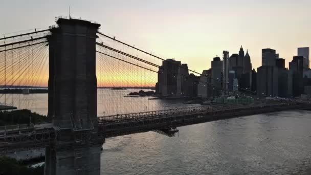 Brooklyn Bridge panorama al atardecer Nueva York Manhattan después del atardecer hermoso paisaje urbano — Vídeos de Stock