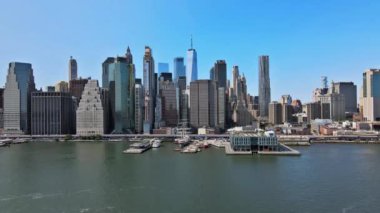 New York şehrinin hava manzaralı güzel Amerika 'sı. Manhattan gökdelenleri Hudson Nehri üzerinde.