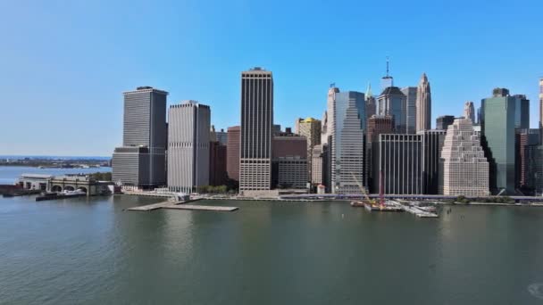 Letecký pohled na policejní vrtulník NYPD nad Manhattanem z výšky s East River finanční čtvrti NYC — Stock video