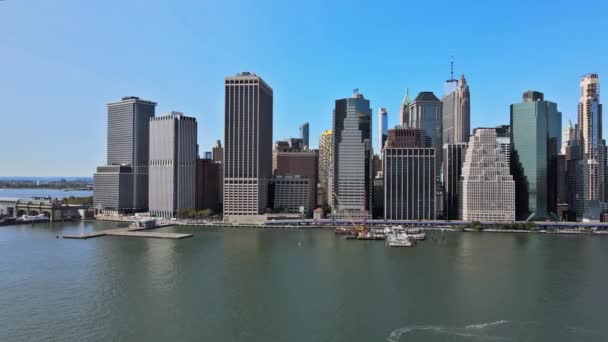 Manhattan silueti New York City, ABD 'de Manhattan' dan geçen bir NYPD helikopteri.. — Stok video