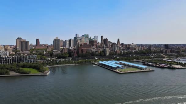 Brooklyn şehir merkezinin New York Hudson Nehri üzerindeki hava manzarası — Stok video