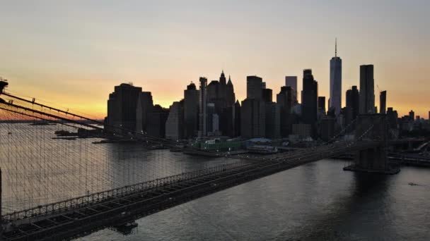 Manhattan gün batımı güzel şehir manzarası Brooklyn Köprüsü manzarası New York City, ABD — Stok video