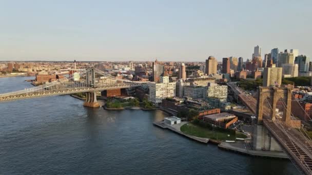 Vista panorâmica aérea com arranha-céus urbanos edifícios residenciais de Brooklyn perto de Brooklyn e Manhattan Bridges New York City — Vídeo de Stock