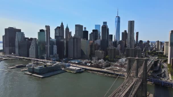 Voando para trás vista da ponte de Brooklyn através do rio East para Manhattan distrito — Vídeo de Stock