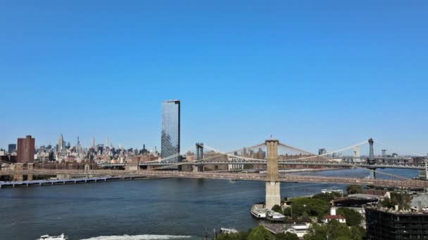 Vista aérea del río Hudson cerca del puente de Brooklyn de la ciudad de Nueva York — Vídeo de stock