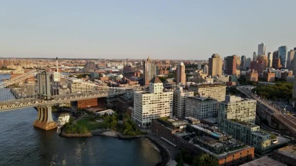 Vista aérea de sobre Brooklyn, Nova York sobre Hudson River perto da ponte Brooklyn de Nova York — Vídeo de Stock