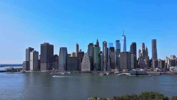 Nueva York Manhattan panorama del horizonte del centro de la ciudad con rascacielos históricos sobre el río Hudson — Vídeos de Stock