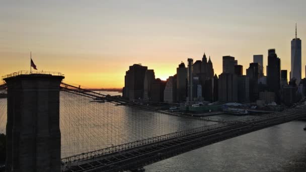Fantastisk utsikt över Brooklyn Bridge kväll Manhattan över East River vid solnedgången, New York USA — Stockvideo