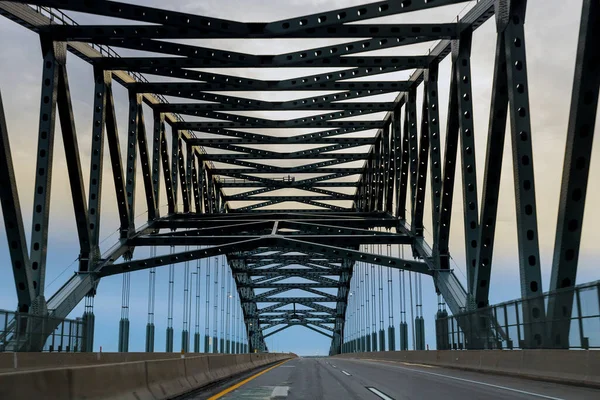 Autostrada Stalowym Moście Nad Rzeką — Zdjęcie stockowe