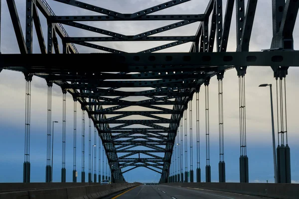 Widok Metalowego Mostu Perspektywie Przez Rzekę Łukowata Konstrukcja — Zdjęcie stockowe
