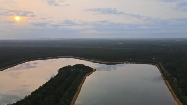 Niesamowite naturalne wczesnym rankiem mgła mglisty wschód słońca nad jeziorem krajobraz i zielona trawa — Wideo stockowe