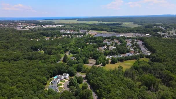 Úžasná krajina leteckého pohledu z dronu čtvrti s lesem v životní styl obytných zelených ploch — Stock video