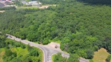 Amerika 'da güzel bir yaz gününün yeşil ormanlarından geçen taşra yolunun havadan görünüşü inanılmaz.