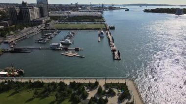 Yat İHA 'sının hava görüntüsü. New York' ta East River üzerinde küçük bir rıhtım havzası.