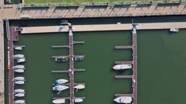 Küçük bir liman havzasında küçük bir havanın üzerinde, havadan görüş.